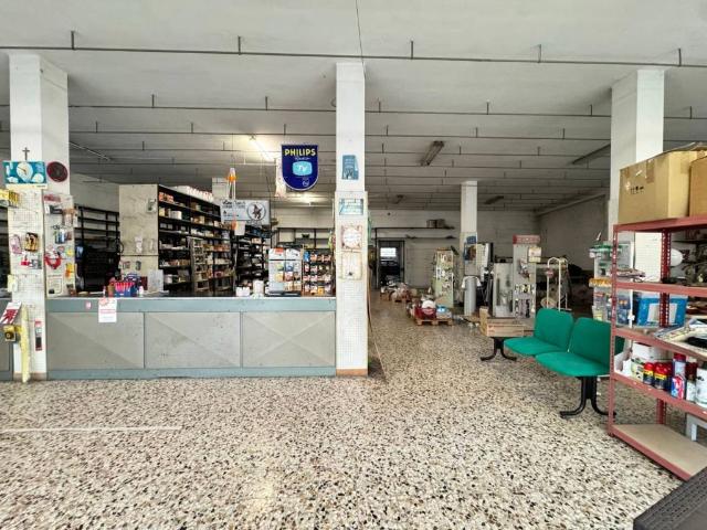Locale Commerciale in affitto a Poiana Maggiore, Veneto