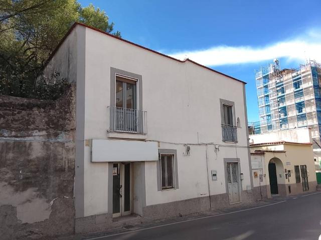 Locale Commerciale in affitto a Pollena Trocchia, Campania