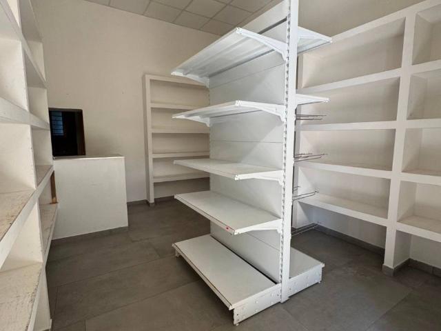 Locale Commerciale in affitto a Pollena Trocchia, Campania
