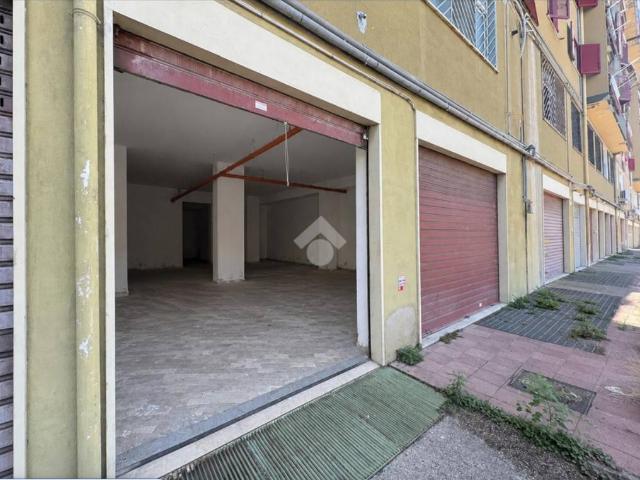 Locale Commerciale in affitto a Pollena Trocchia, Campania