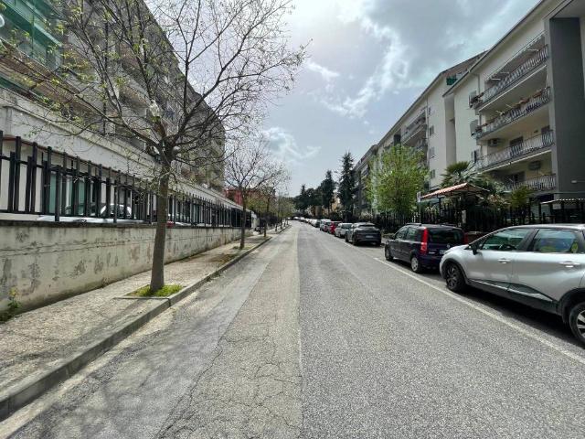 Locale Commerciale in affitto a Pollena Trocchia, Campania
