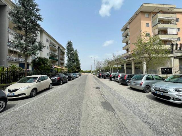 Locale Commerciale in affitto a Pollena Trocchia, Campania