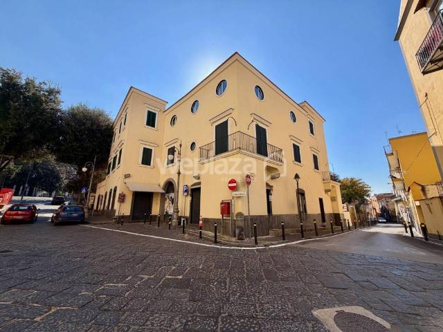 Locale Commerciale in affitto a Pollena Trocchia, Campania