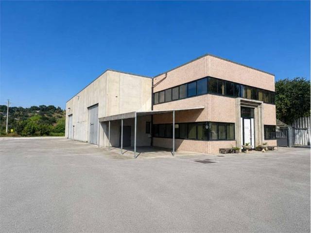 Locale Commerciale in affitto a Marche, Ancona