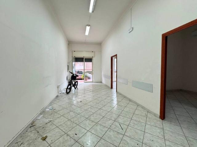 Locale Commerciale in affitto a Pomigliano D'arco, Campania