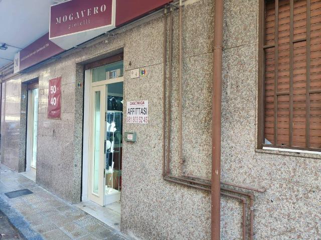 Locale Commerciale in affitto a Pomigliano D'arco, Campania