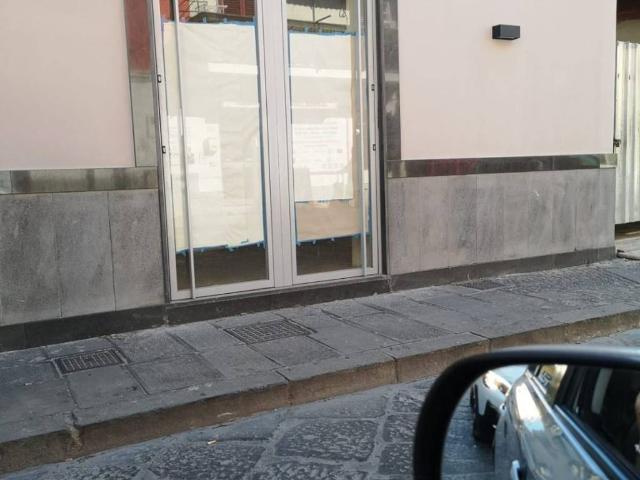 Locale Commerciale in affitto a Pomigliano D'arco, Campania