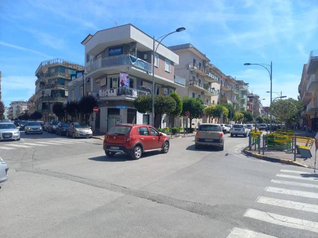 Locale Commerciale in affitto a Pomigliano D'arco, Campania