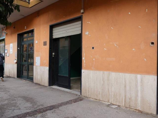 Locale Commerciale in affitto a Pomigliano D'arco, Campania