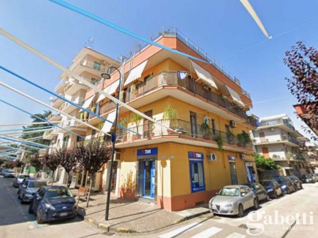 Locale Commerciale in affitto a Pomigliano D'arco, Campania