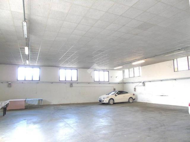 Locale Commerciale in affitto a Poncarale, Lombardia