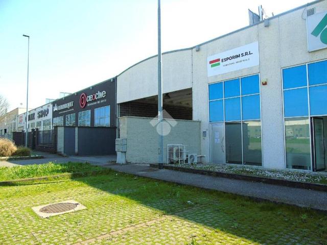 Locale Commerciale in affitto a Poncarale, Lombardia