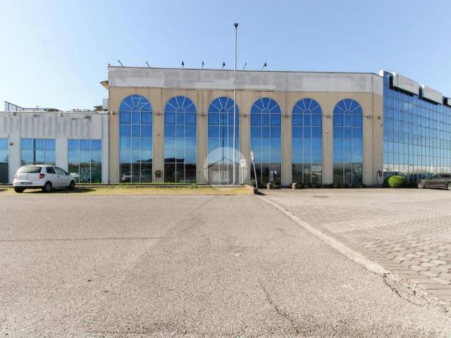 Locale Commerciale in affitto a Poncarale, Lombardia