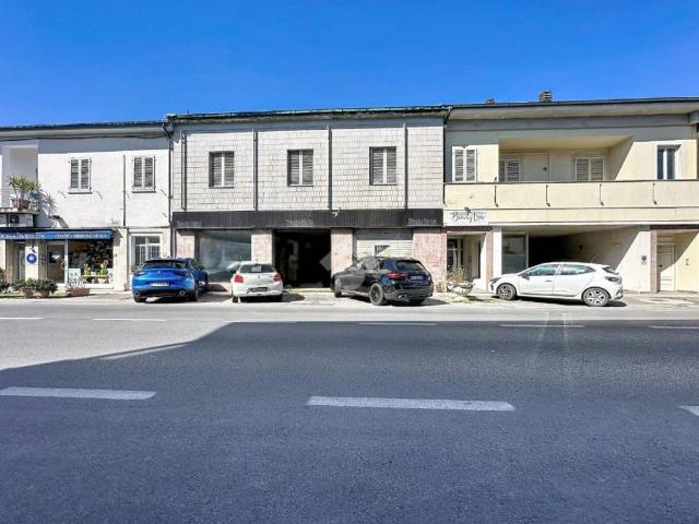 Locale Commerciale in affitto a Ponsacco, Toscana