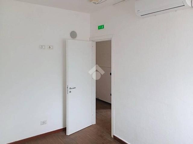 Locale Commerciale in affitto a Le Melorie, Ponsacco