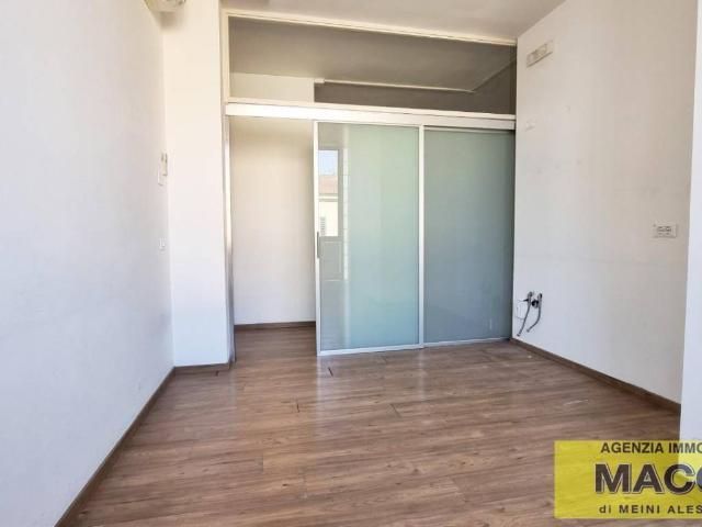 Locale Commerciale in affitto a Le Melorie, Ponsacco