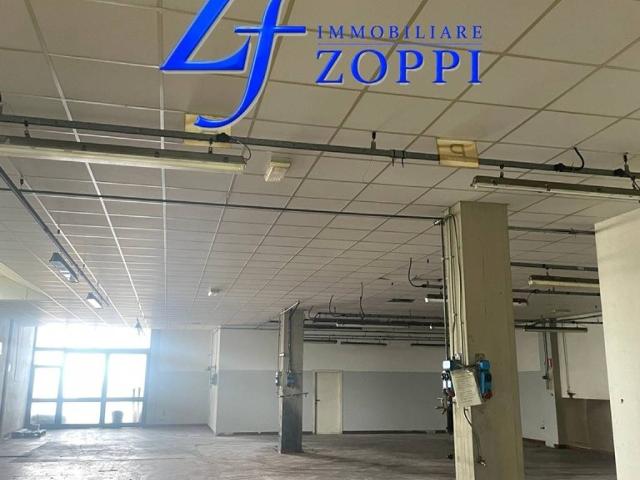 Locale Commerciale in affitto a Unione di Comuni Valdarno e Valdisieve, Pontassieve