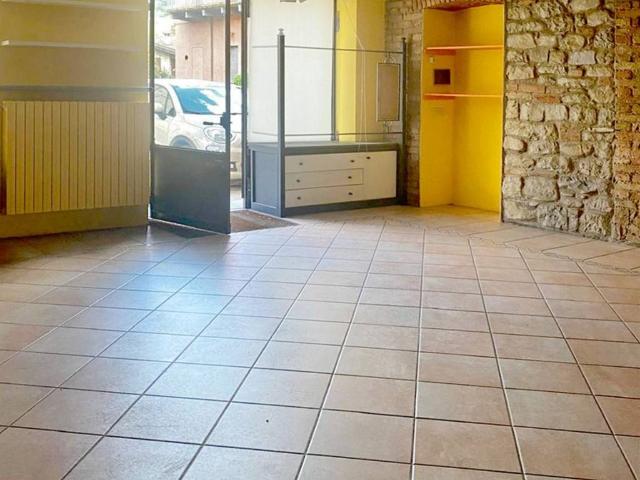 Locale Commerciale in affitto a Ponte Nizza, Lombardia