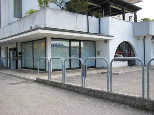 Locale Commerciale in affitto a Roncaglia, Ponte San Nicolò