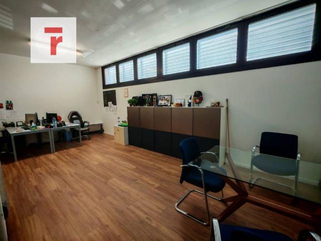 Locale Commerciale in affitto a Roncaglia, Ponte San Nicolò