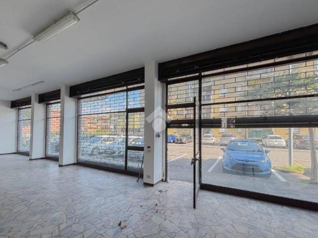 Locale Commerciale in affitto a Ponte San Pietro, Lombardia