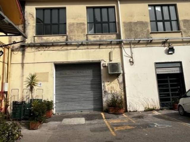 Locale Commerciale in affitto a Pontecagnano