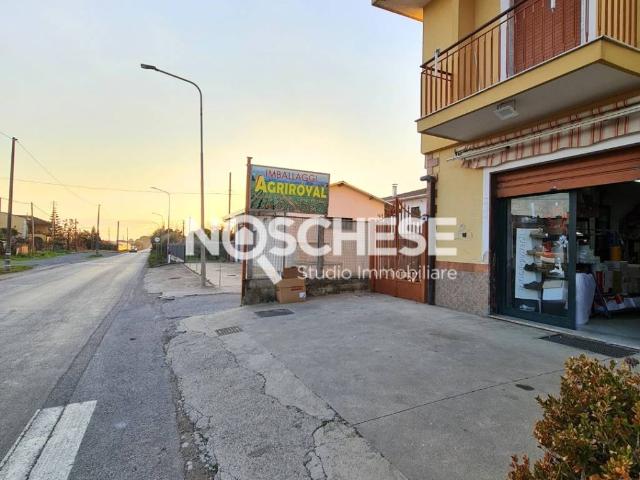 Locale Commerciale in affitto a Pontecagnano, Campania