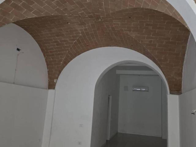 Locale Commerciale in affitto a Oltrera, Pontedera
