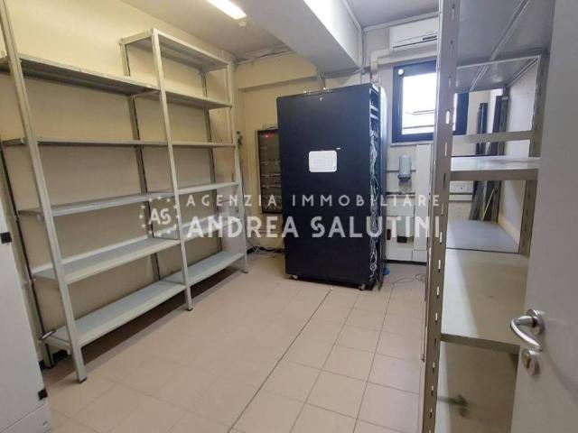 Locale Commerciale in affitto a Oltrera, Pontedera