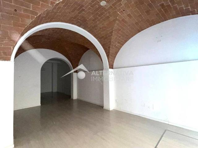 Locale Commerciale in affitto a Le Cantine, Pontedera