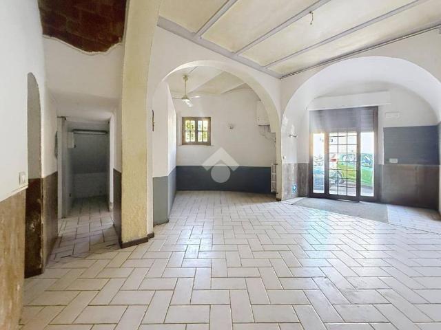 Locale Commerciale in affitto a Oltrera, Pontedera