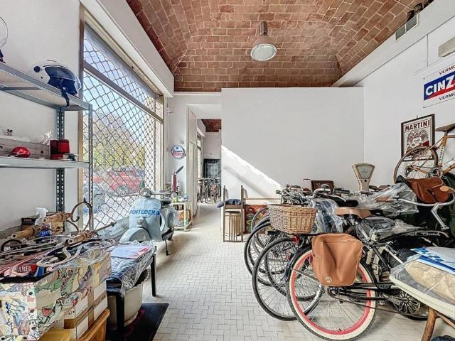 Locale Commerciale in affitto a Bellaria, Pontedera