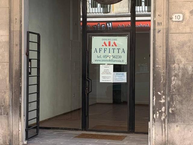 Locale Commerciale in affitto a Pontedera, Toscana