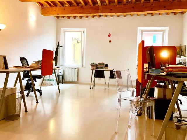 Locale Commerciale in affitto a Oltrera, Pontedera