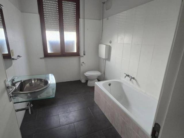 Locale Commerciale in affitto a Romito, Pontedera