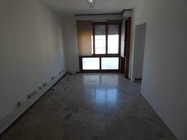 Locale Commerciale in affitto a Bellaria, Pontedera