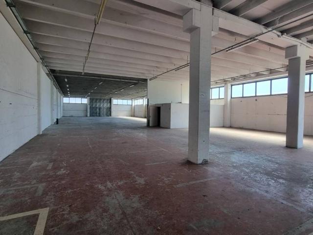 Locale Commerciale in affitto a Pontedera, Toscana