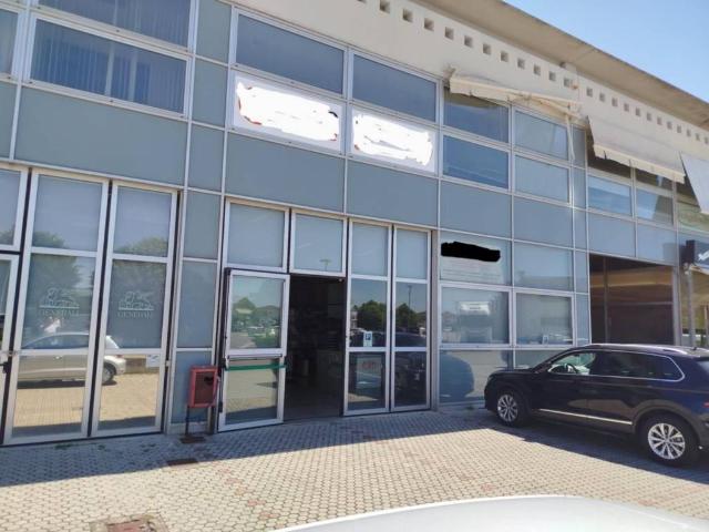 Locale Commerciale in affitto a Chiesino, Pontedera