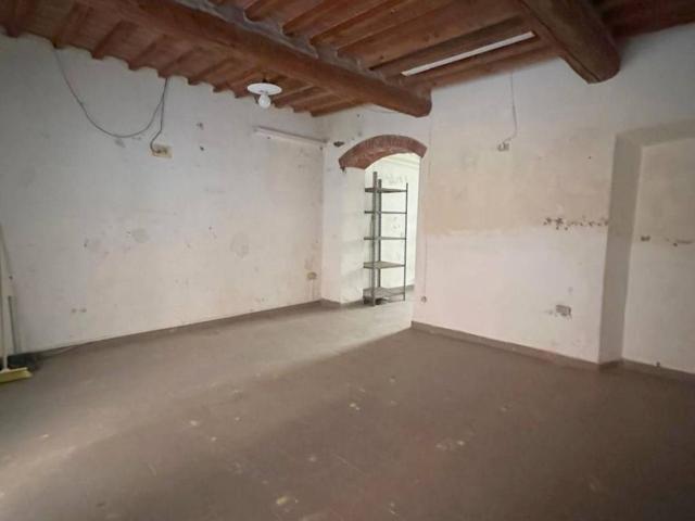 Locale Commerciale in affitto a Bellaria, Pontedera