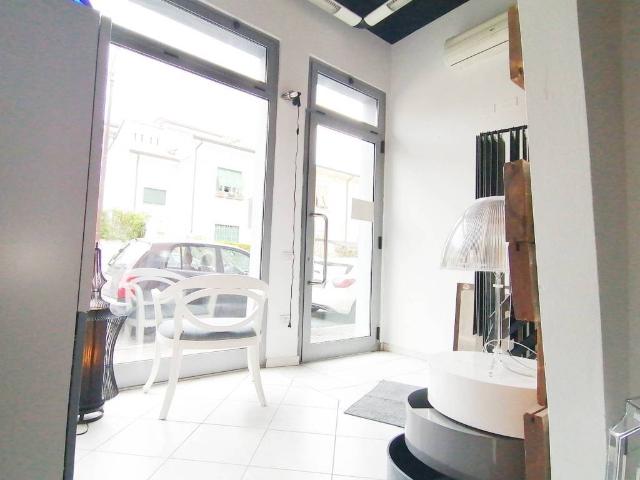 Locale Commerciale in affitto a Oltrera, Pontedera