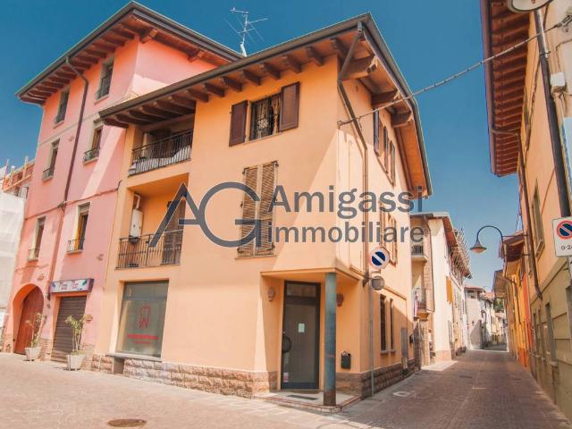 Locale Commerciale in affitto a Pontirolo Nuovo, Lombardia