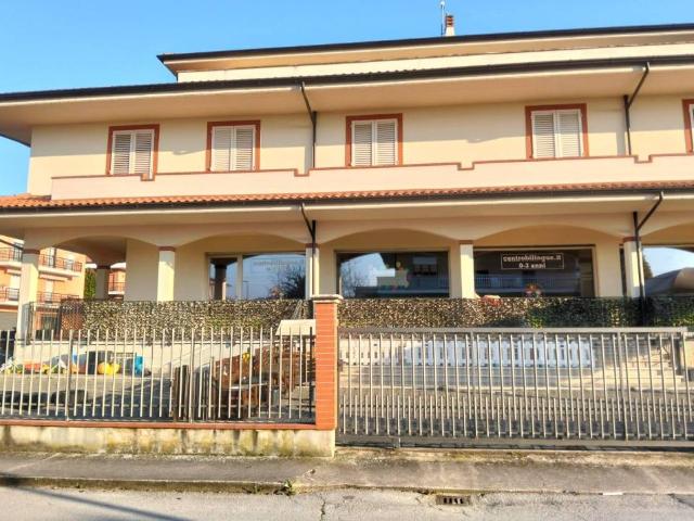 Locale Commerciale in affitto a Marche, Fermo