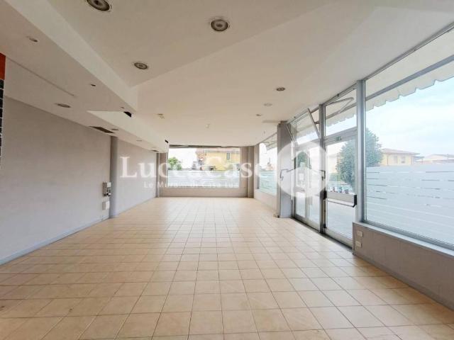 Locale Commerciale in affitto a Porcari, Lucca