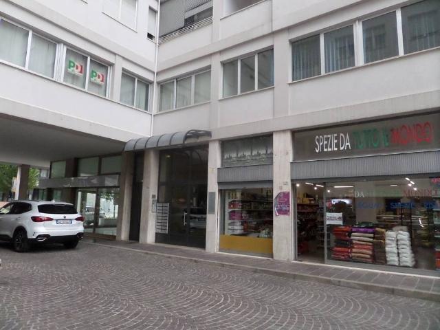 Locale Commerciale in affitto a Rorai Grande, Pordenone