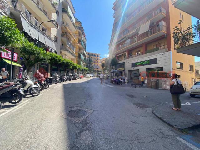 Locale Commerciale in affitto a Portici, Campania