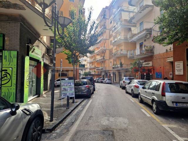 Locale Commerciale in affitto a Portici, Campania
