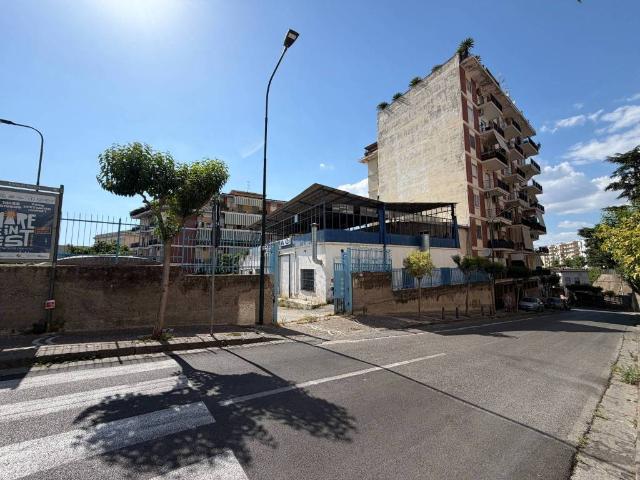 Locale Commerciale in affitto a Portici, Campania