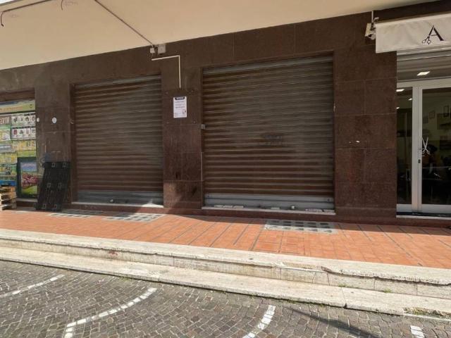 Locale Commerciale in affitto a Portici, Campania