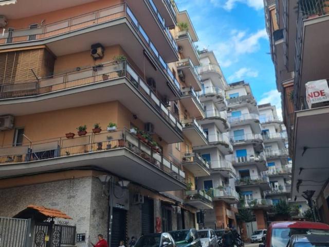 Locale Commerciale in affitto a Portici, Campania