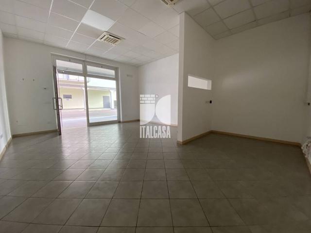 Locale Commerciale in affitto a Sant'Antonio, Porto Mantovano
